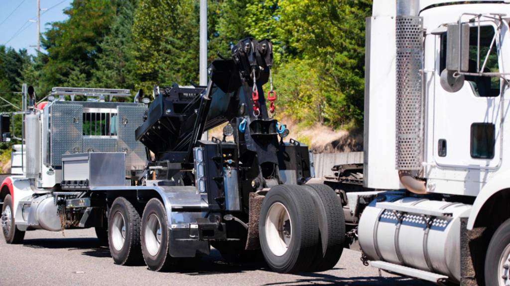 Heavy-duty tow truck for commercial vehicles